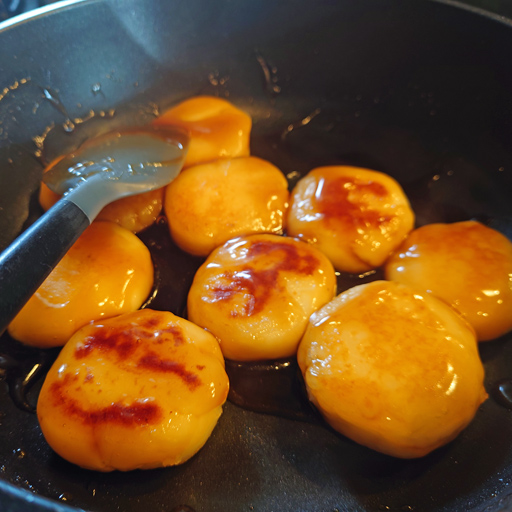 画像ギャラリー No.009のサムネイル画像 / 俺のコラボカフェ:Menu 037 「Pokémon LEGENDS アルセウス」にも出てくる「いももち」は,北海道民のソウルフードだ