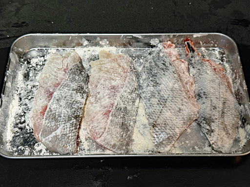 画像ギャラリー No.003のサムネイル画像 / 「ファイアーエムブレム 風花雪月」の食堂メニューは全部うまそうなので,「2種の魚のバター焼き」で味を検証。俺のコラボカフェ:Menu 082