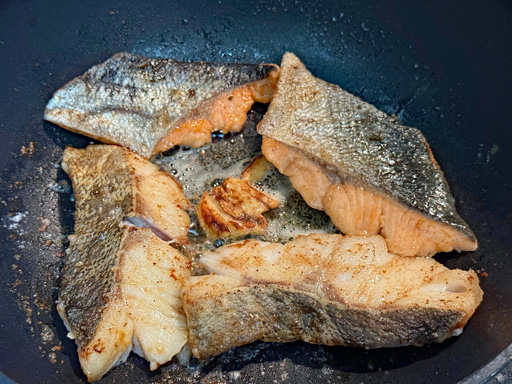 画像ギャラリー No.005のサムネイル画像 / 「ファイアーエムブレム 風花雪月」の食堂メニューは全部うまそうなので,「2種の魚のバター焼き」で味を検証。俺のコラボカフェ:Menu 082