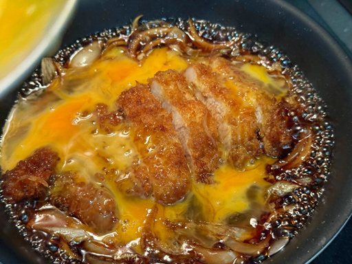 画像ギャラリー No.007のサムネイル画像 / 「文豪とアルケミスト」，永井荷風が愛したカツ丼を再現。俺のコラボカフェ：Menu 086