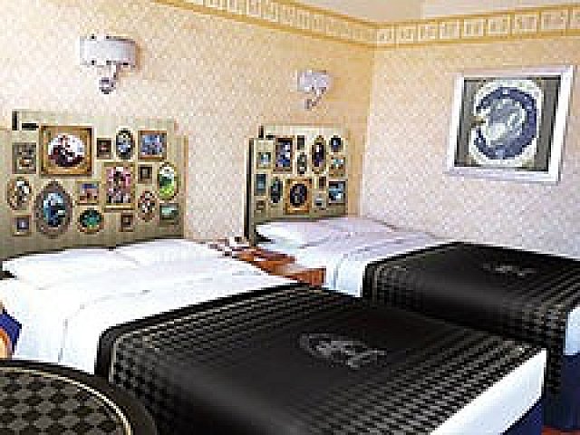 ディズニーアンバサダーホテルに ツイステ 仕様の客室とケーキセットが10月1日より期間限定で登場