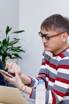 ²èÁü¥®¥ã¥é¥ê¡¼ No.012¤Î¥µ¥à¥Í¥¤¥ë²èÁü / ¼Â¤Ï12¿Í¡ÈÈà¡É¤¬¤¤¤¿!?¡¡ÌÚ¼ÎÉÊ¿¤µ¤ó¤¬6¿Í¤ÎÈà¤ò±é¤¸¤ë¡Ö¥·¥ó¥¾¥¦¥¢¥×¥ê¡×¥¤¥ó¥¿¥Ó¥å¡¼¡£ÎëÌÚãÌé»á¡õÉðÅĽ¤°ì»á¤Ë³«È¯ÈëÏäòʹ¤¤¤¿