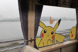 画像ギャラリー No.018のサムネイル画像 / 東京モノレールの新しい「ポケモンモノレール」が運行開始。車両の内外にあしらわれたポケモン達と一緒に,浜松町〜羽田空港第2ビル間を旅しよう