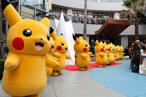 ららぽーとtokyo Bayに でっかい なみのりピカチュウ が登場 10匹のピカチュウ達が 除幕式をお祝い ららぽーとtokyo Bayに でっかい なみのりピカチュウ が登場 10匹のピカチュウ達が 除幕式をお祝い