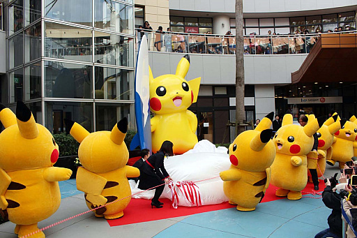 ららぽーとtokyo Bayに でっかい なみのりピカチュウ が登場 10匹のピカチュウ達が 除幕式をお祝い ららぽーとtokyo Bayに でっかい なみのりピカチュウ が登場 10匹のピカチュウ達が 除幕式をお祝い