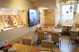 画像ギャラリー No.003のサムネイル画像 / これには歴戦の店長も納得。落ち着いた雰囲気の中で“ザリガニ(下目)”も食べられる「ガール・カフェ・ガン」コラボカフェをレポート