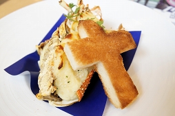 画像ギャラリー No.016のサムネイル画像 / これには歴戦の店長も納得。落ち着いた雰囲気の中で“ザリガニ(下目)”も食べられる「ガール・カフェ・ガン」コラボカフェをレポート