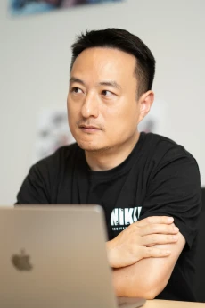 ���������꡼ No.008�Υ���ͥ������ / �Υ��󥿥ӥ塼��2��ǯ��ޤ����־����ν�����NIKKE�פϡ�����1ǯ�ǲ����ܻؤ��Τ���Level Infinite�α��ĥץ��ǥ塼�������ä�ʹ����