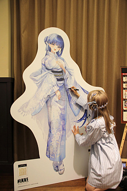 画像ギャラリー No.003のサムネイル画像 / 「勝利の女神:NIKKE」が京都各地をめぐる街歩き企画を開始。黄色に染まるタワーの前で声優らが参加を呼びかけた