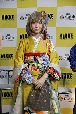 画像ギャラリー No.017のサムネイル画像 / 「勝利の女神：NIKKE」が京都各地をめぐる街歩き企画を開始。黄色に染まるタワーの前で声優らが参加を呼びかけた
