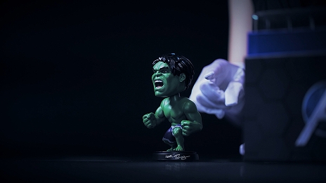 画像ギャラリー No.006のサムネイル画像 / 「Marvel's Avengers」,リアッセンブルエディションの開封動画が公開。篠崎こころさんがグッズを紹介