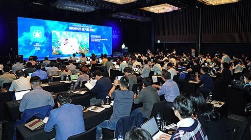 ���������꡼ No.012�Υ���ͥ������ / ��Lineage�פ�Jake Song�᤬��ȯ�˷Ȥ�륹�ޥ۸���MMORPG�ַ��Ħ��աפΥ����ӥ����ڹ��10��10���˳���