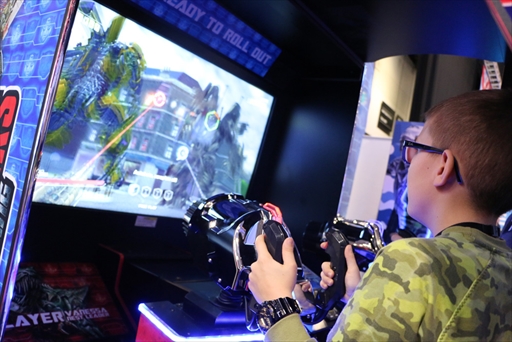 画像ギャラリー No.019のサムネイル画像 / 「トランスフォーマー・シャドウズライジング」が2020年春に稼働。トランスフォーマーの世界観を再現したシアター式ガンシューティング