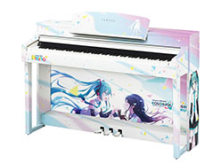 画像ギャラリー No.004のサムネイル画像 / 「プロジェクトセカイ・ピアノ」が3月26日より全国のヤマハ楽器店9店舗などに順次設置。千本桜を弾くと初音ミクらが演奏に合わせて歌ってくれる