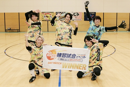 画像ギャラリー No.004のサムネイル画像 / TVアニメ「フットサルボーイズ!!!!!」キャスト試合イベント優勝チームの描き下ろしイラストが第9話のエンドカードに