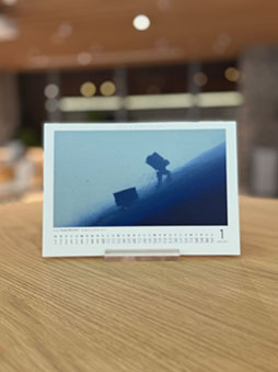 ���������꡼ No.001�Υ���ͥ������ / ��DEATH STRANDING ǯ�֥ե��ȥ⡼�ɥ����ڡ��� 2025�׳���ȯɽ���ơ��ޤ˱�ä��̿��򥲡�����ǻ��Ƥ����Ʒ�Υ٥��Ⱥ��ʤ�����