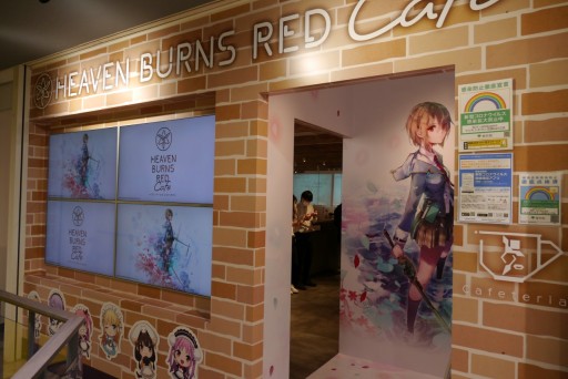 画像ギャラリー No.002のサムネイル画像 / 「ヘブンバーンズレッド」のコラボカフェが期間限定オープン。あの“刀削麺”や“プレリオン溶液”が実食できたメディア体験会レポート