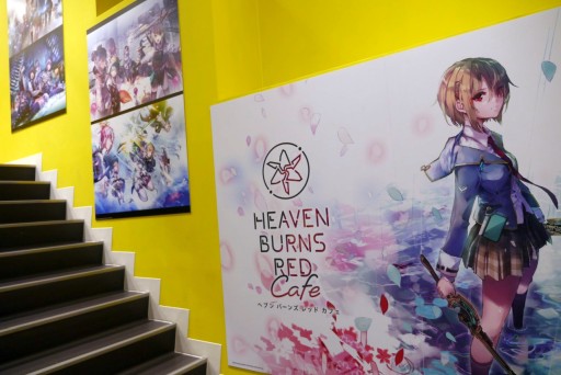 画像ギャラリー No.003のサムネイル画像 / 「ヘブンバーンズレッド」のコラボカフェが期間限定オープン。あの“刀削麺”や“プレリオン溶液”が実食できたメディア体験会レポート