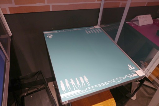 画像ギャラリー No.007のサムネイル画像 / 「ヘブンバーンズレッド」のコラボカフェが期間限定オープン。あの“刀削麺”や“プレリオン溶液”が実食できたメディア体験会レポート