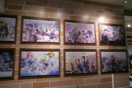 画像ギャラリー No.008のサムネイル画像 / 「ヘブンバーンズレッド」のコラボカフェが期間限定オープン。あの“刀削麺”や“プレリオン溶液”が実食できたメディア体験会レポート