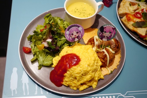 画像ギャラリー No.010のサムネイル画像 / 「ヘブンバーンズレッド」のコラボカフェが期間限定オープン。あの“刀削麺”や“プレリオン溶液”が実食できたメディア体験会レポート