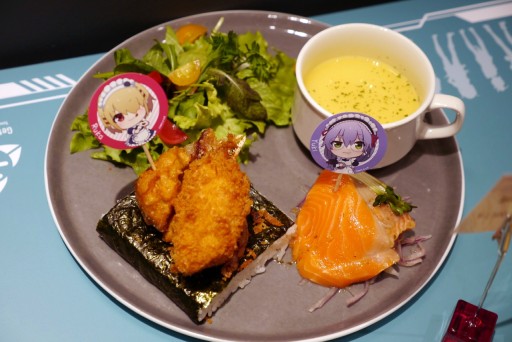 画像ギャラリー No.011のサムネイル画像 / 「ヘブンバーンズレッド」のコラボカフェが期間限定オープン。あの“刀削麺”や“プレリオン溶液”が実食できたメディア体験会レポート