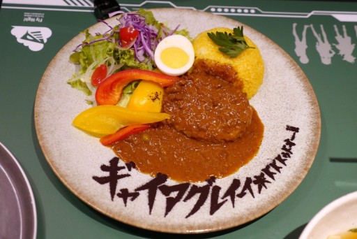 画像ギャラリー No.013のサムネイル画像 / 「ヘブンバーンズレッド」のコラボカフェが期間限定オープン。あの“刀削麺”や“プレリオン溶液”が実食できたメディア体験会レポート