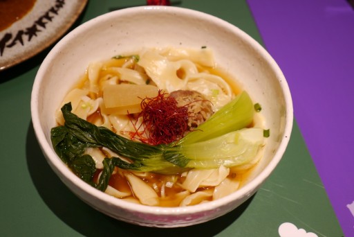 画像ギャラリー No.014のサムネイル画像 / 「ヘブンバーンズレッド」のコラボカフェが期間限定オープン。あの“刀削麺”や“プレリオン溶液”が実食できたメディア体験会レポート