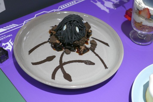 画像ギャラリー No.015のサムネイル画像 / 「ヘブンバーンズレッド」のコラボカフェが期間限定オープン。あの“刀削麺”や“プレリオン溶液”が実食できたメディア体験会レポート