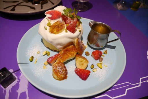 画像ギャラリー No.016のサムネイル画像 / 「ヘブンバーンズレッド」のコラボカフェが期間限定オープン。あの“刀削麺”や“プレリオン溶液”が実食できたメディア体験会レポート