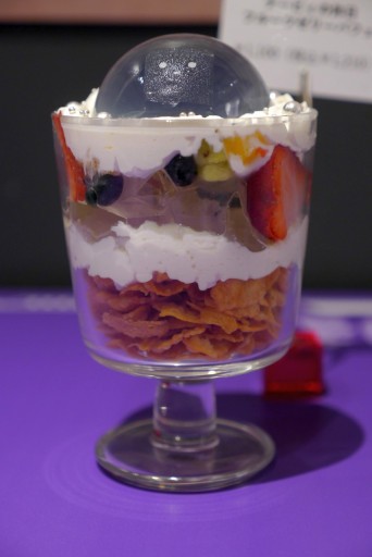 画像ギャラリー No.017のサムネイル画像 / 「ヘブンバーンズレッド」のコラボカフェが期間限定オープン。あの“刀削麺”や“プレリオン溶液”が実食できたメディア体験会レポート