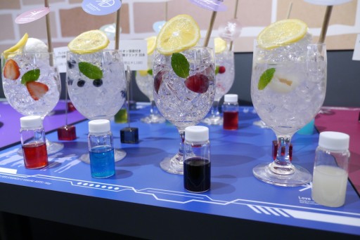 画像ギャラリー No.018のサムネイル画像 / 「ヘブンバーンズレッド」のコラボカフェが期間限定オープン。あの“刀削麺”や“プレリオン溶液”が実食できたメディア体験会レポート