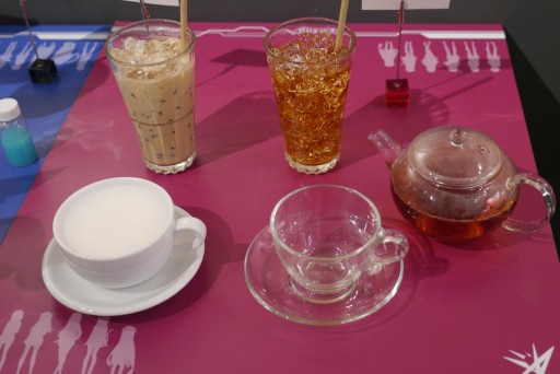 画像ギャラリー No.020のサムネイル画像 / 「ヘブンバーンズレッド」のコラボカフェが期間限定オープン。あの“刀削麺”や“プレリオン溶液”が実食できたメディア体験会レポート