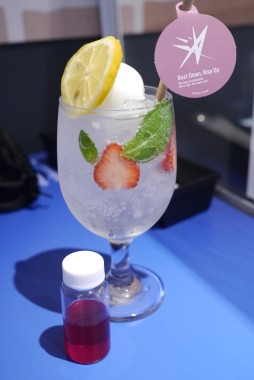 画像ギャラリー No.023のサムネイル画像 / 「ヘブンバーンズレッド」のコラボカフェが期間限定オープン。あの“刀削麺”や“プレリオン溶液”が実食できたメディア体験会レポート