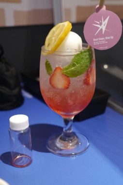 画像ギャラリー No.024のサムネイル画像 / 「ヘブンバーンズレッド」のコラボカフェが期間限定オープン。あの“刀削麺”や“プレリオン溶液”が実食できたメディア体験会レポート