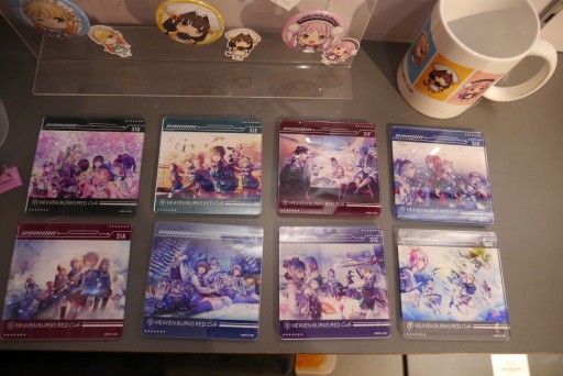 画像ギャラリー No.026のサムネイル画像 / 「ヘブンバーンズレッド」のコラボカフェが期間限定オープン。あの“刀削麺”や“プレリオン溶液”が実食できたメディア体験会レポート