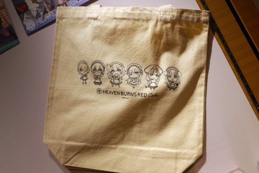 画像ギャラリー No.028のサムネイル画像 / 「ヘブンバーンズレッド」のコラボカフェが期間限定オープン。あの“刀削麺”や“プレリオン溶液”が実食できたメディア体験会レポート