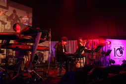 画像ギャラリー No.025のサムネイル画像 / 「ヘブバン」「消滅都市」「アナデン」ライブも大盛り上がり! 展示やライブで振り返る「ライトフライヤースタジオ10周年記念フェス」レポート