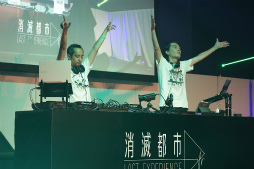 画像ギャラリー No.028のサムネイル画像 / 「ヘブバン」「消滅都市」「アナデン」ライブも大盛り上がり! 展示やライブで振り返る「ライトフライヤースタジオ10周年記念フェス」レポート