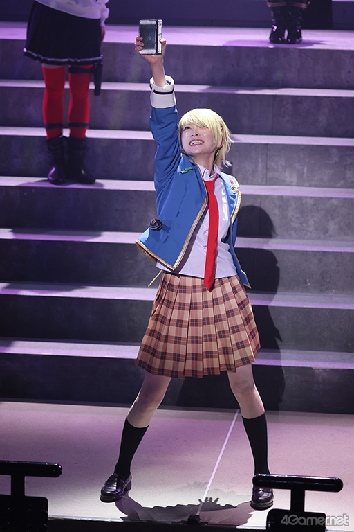 舞台『ヘブンバーンズレッド』」には，笑い，涙，アクションに生歌唱