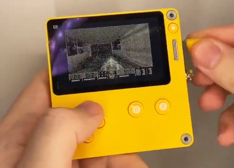 クランク搭載携帯ゲーム機「Playdate」,“書道”ツールから「DOOM」まで