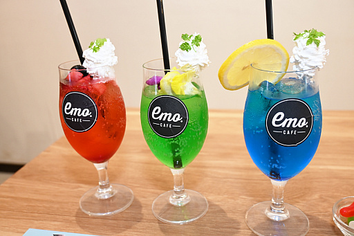 画像ギャラリー No.015のサムネイル画像 / 2周年を迎えた「百英雄伝」がコラボカフェを実施。12名の描き下ろしイラストが飾られている店内の様子をレポート