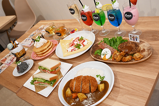 画像ギャラリー No.019のサムネイル画像 / 2周年を迎えた「百英雄伝」がコラボカフェを実施。12名の描き下ろしイラストが飾られている店内の様子をレポート