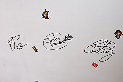 画像ギャラリー No.032のサムネイル画像 / 2周年を迎えた「百英雄伝」がコラボカフェを実施。12名の描き下ろしイラストが飾られている店内の様子をレポート