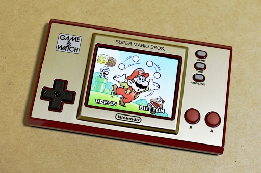 ゲーム&ウオッチ スーパーマリオブラザーズ」を紹介。ゲームは