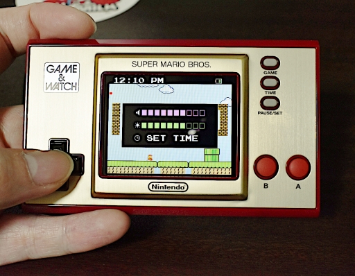 ゲーム&ウオッチ スーパーマリオブラザーズ」を紹介。ゲームは