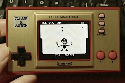 ゲーム&ウオッチ スーパーマリオブラザーズ」を紹介。ゲームは