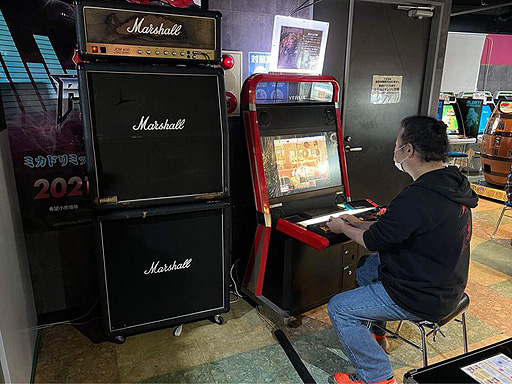 画像ギャラリー No.002のサムネイル画像 / “Marshall3段積み”の「デススマイルズI・II」爆音体験会が高田馬場ミカドにて開催中。ゴ魔乙キャラも使える