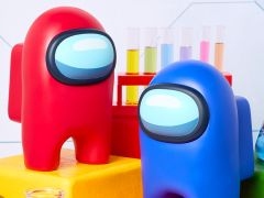 「Among Us」，アミューズメント専用景品を4月14日より順次展開。クルーメイトをモチーフにした約18cmのソフビフィギュアも登場