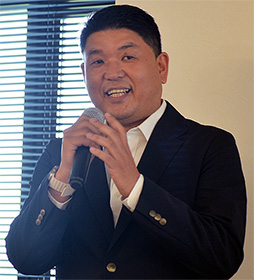 画像ギャラリー No.002のサムネイル画像 / 重さ約580gの携帯型ゲームPC「ONEXFLY」が2023年秋に国内発売。Ryzen 7 7840U搭載で性能面では「ROG ALLY」を上回るか